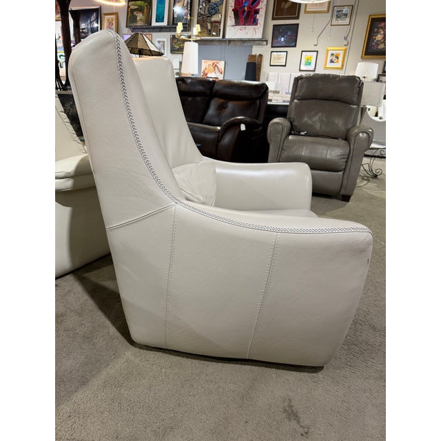 This Domicil swivel armchair showcases the brand’s signature fusion of European modernism and exceptional comfort....
