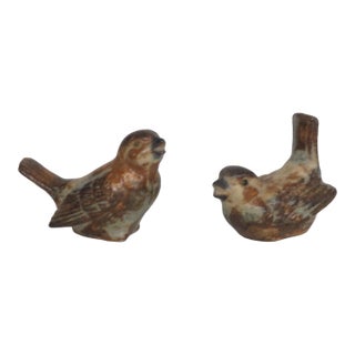 Stoneware Pottery Pair of 2 Sparrow Bird Figurines Brown Feather Details 4970b For Sale