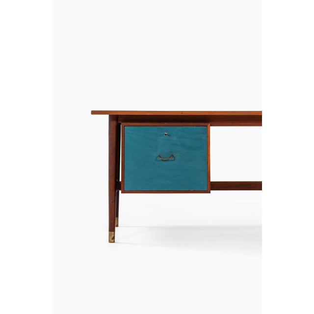 Rare freestanding desk in the style of Finn Juhl & Arne Vodder. Produced in Denmark. Measures: Width: 170 ( 226.5) cm.