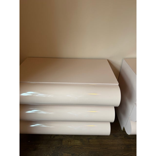 Karl Springer 1980s Postmodern Mauve Bullnose Dresser & Nightstand Set – Lacquered Waterfall Design With Plinth Base For Sale - Image 4 of 7
