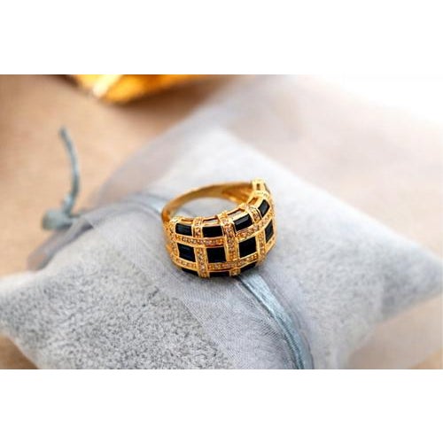 Gold Ring with Brilliant-Cut Diamonds For Sale - Image 5 of 7