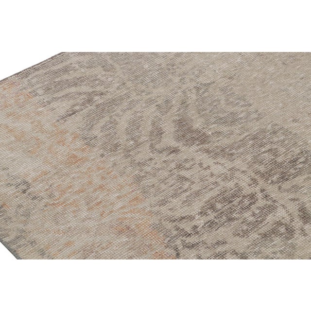 Rug & Kilim’s Contemporary Abstract Rug in Taupe and Rust For Sale In New York - Image 6 of 7