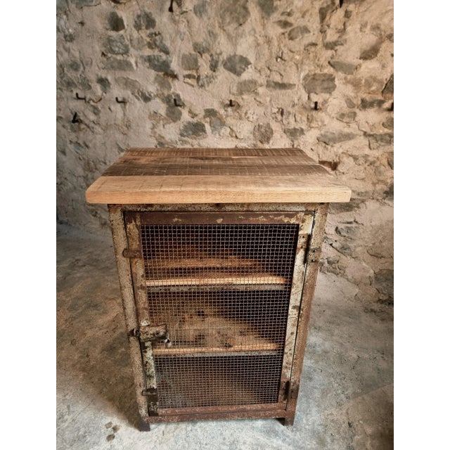 Industrial French Military Metal Storage Cabinet with Oak Top & Wooden Shelves for Ministère De Lair, 1956 For Sale - Image 12 of 18