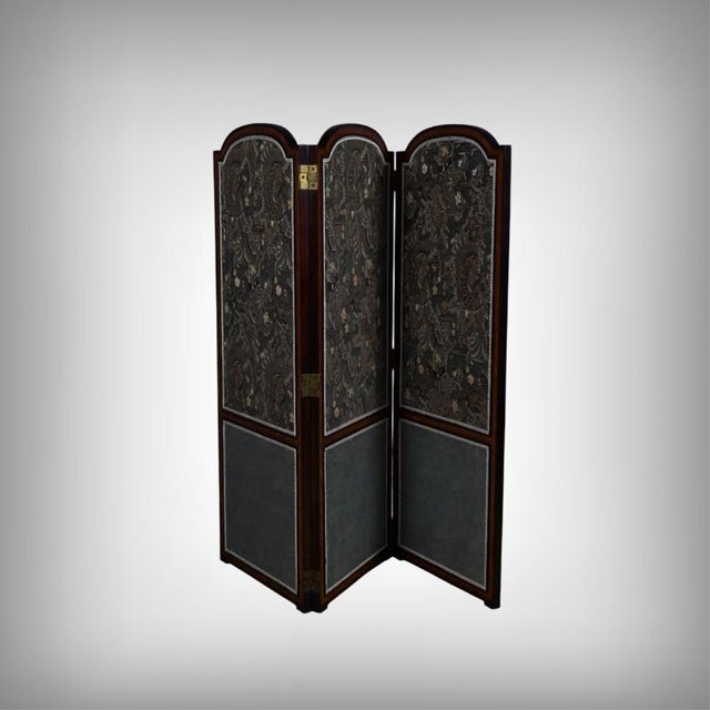 This mahogany screen, crafted in the 1900s, embodies all the refinement of Belle Époque decorative art. Its precious wood...