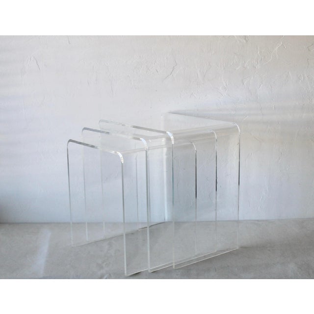 1980s Vintage Mid-Century Modern Lucite Acrylic Waterfall Nesting Tables-Set of 3 For Sale In Miami - Image 6 of 10