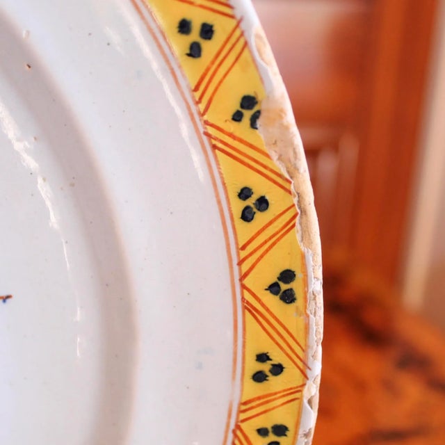 Ceramic Large Delft Charger With Parrot- 18th Century For Sale - Image 7 of 12