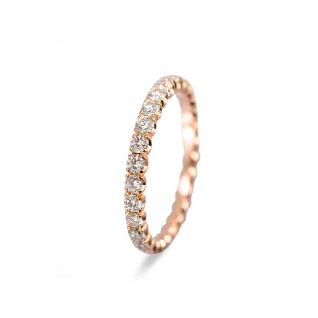 Modern Ladies 18k Rose Gold 1.02ctw Round Diamond Full Eternity Wedding Band Ring For Sale - Image 3 of 8
