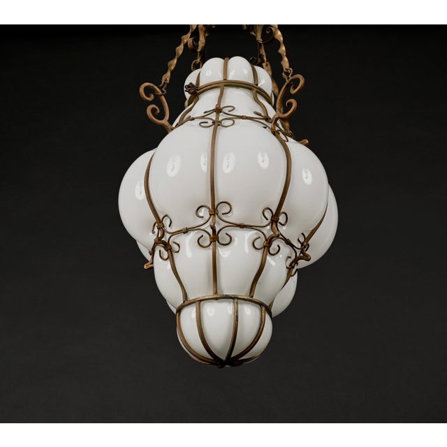 1940s Mid-Century Venetian Brass and Mouth Blown Murano White Glass Chandelier, 1940s For Sale - Image 5 of 18