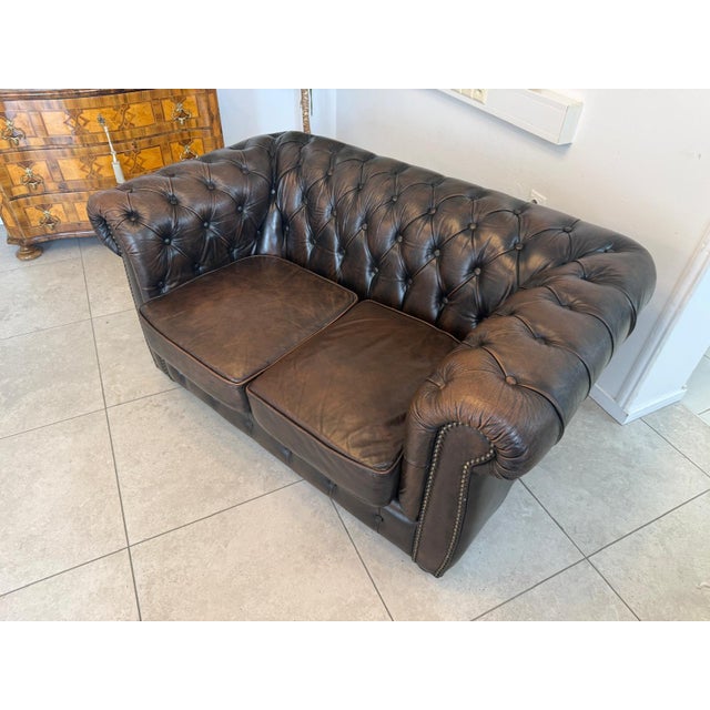Exclusive, cozy Chesterfield 2-seater sofa. Dimensions: Height x Width x Depth 78 x 150 x 85 cm. Seat height 46 cm. For...