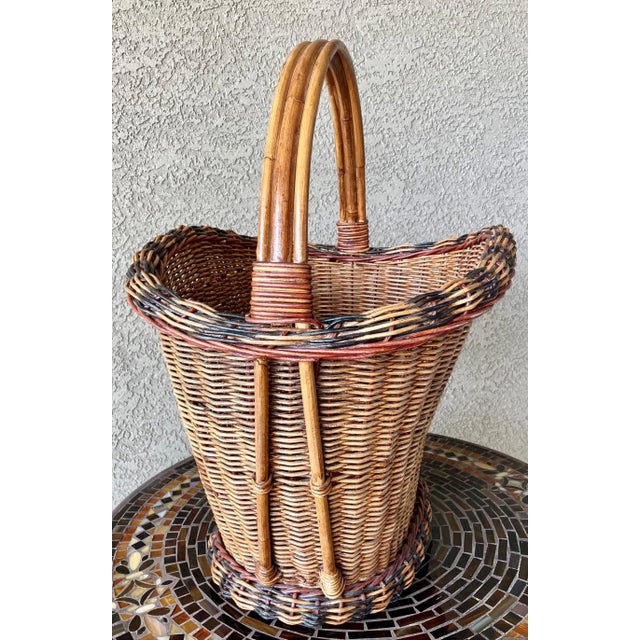 Farmhouse Late 20th-Century Stylish Rattan & Willow Pedestal Base Basket For Sale - Image 3 of 12