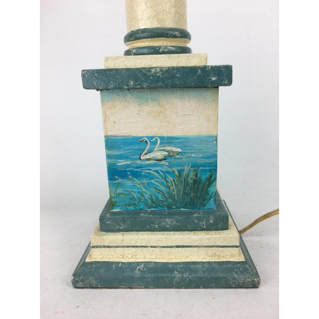 This English traditional style wood column lamp features a pair of swans painted on the base. Bring a feeling of whimsy...