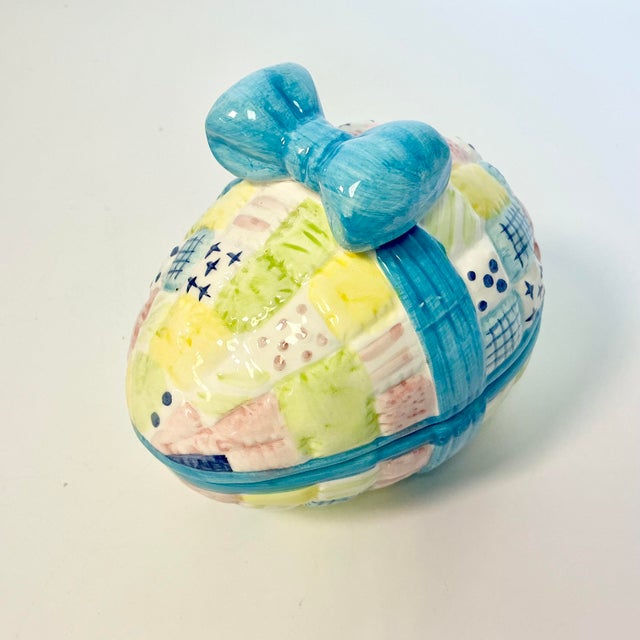 American 1970s Vintage Boho Chic Americana Folk Art Ceramic Easter Eggs Box, Quilt & Bow Design - Easter For Sale - Image 3 of 18
