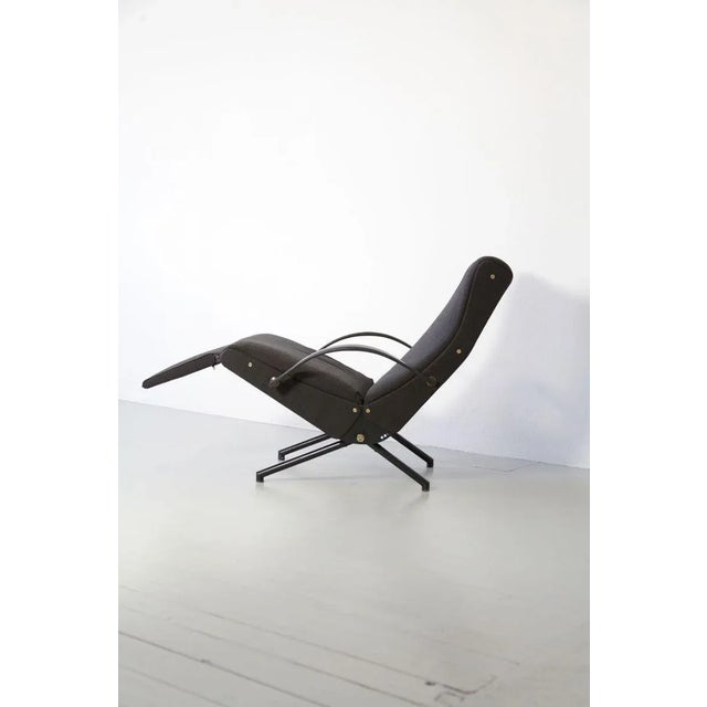 1st edition of the P40 armchair, designed by Osvaldo Borsani in the 1950s and manufactured by Tecno in Italy. The chair...