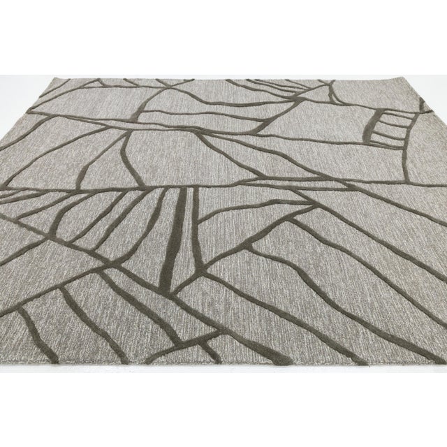Modern Hand-Tufted Wool Rug Abstract Geometric Linear Design – Greige & Charcoal For Sale In New York - Image 6 of 10