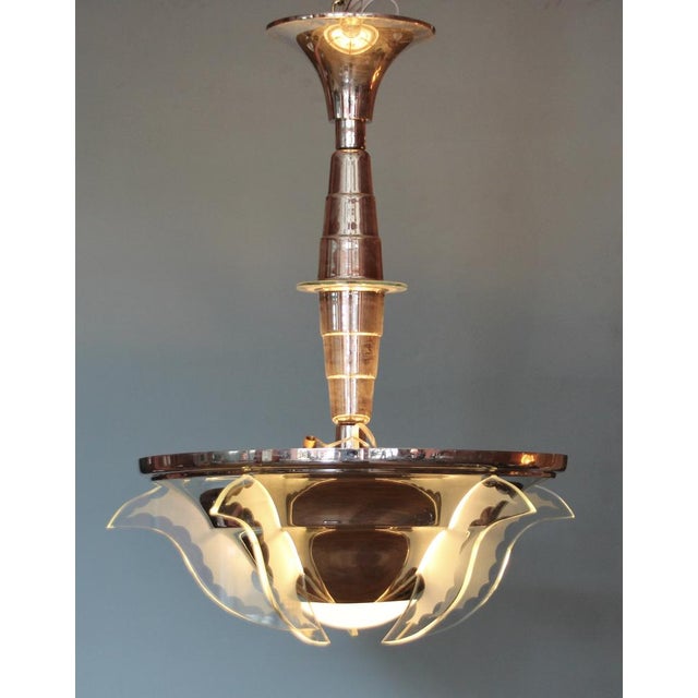 This round Art Deco chandelier in nickel-plated brass resembles models from the Petitot company. The five vertical,...