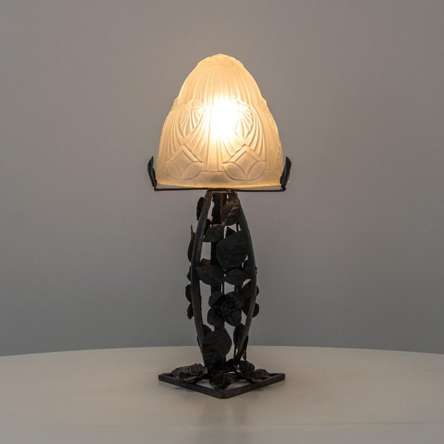 Beautiful French Art Deco table lamp from the 1930s–40s, crafted in black patinated wrought iron with floral and foliate...