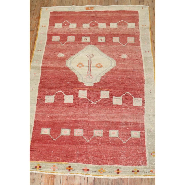Zabihi Collection Abstract Turkish Anatolian 20th Century Rug - 4'6" x 7'2" For Sale In New York - Image 6 of 6