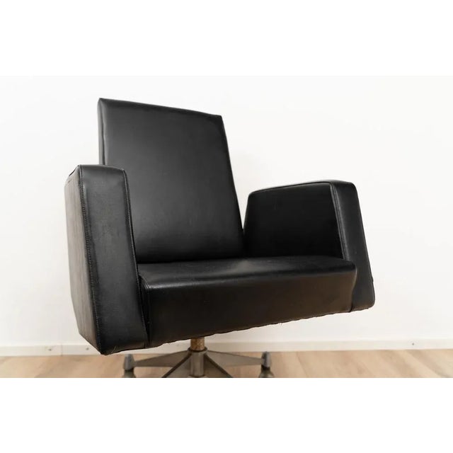 Model 98 Office chair by Theo Ruth for Artifort. The chair is upholstered with a black leather on a metal wheeled frame....