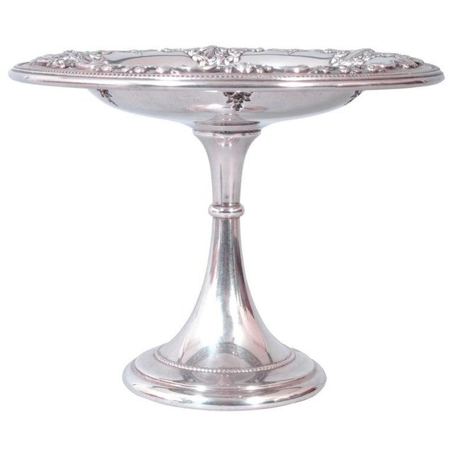 A good antique American sterling silver tazza or compote by R. Wallace & Son Silversmiths, circa 1925. The circular tazza...