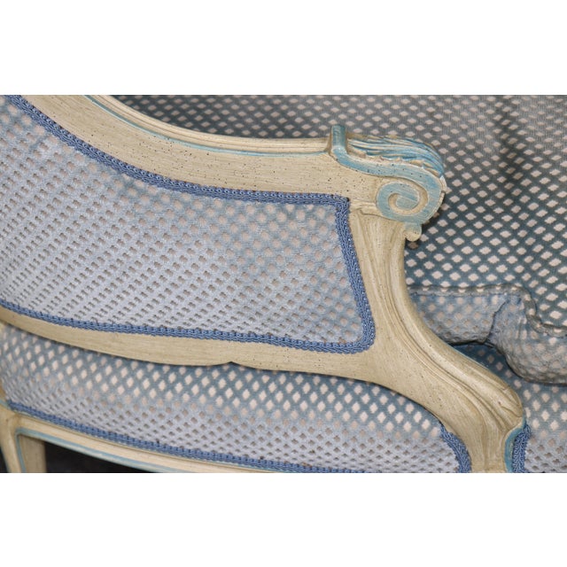 French French Louis XVI Style Creme & Blue Accent Paint Decorated Chaise Lounge For Sale - Image 3 of 14