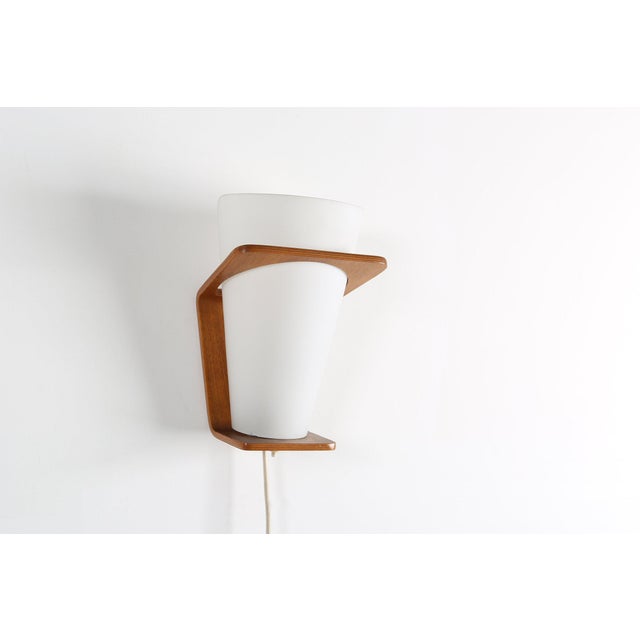 1950s Wall Lamp in Curved Teak and Plywood by Louis Kalff for Philips, 1959 For Sale - Image 5 of 12