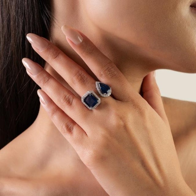 Metal 5.32 Carat Deep Blue Sapphire Toi Et Moi Ring With Halo Diamonds in 18k White Gold Size 7 For Sale - Image 7 of 14