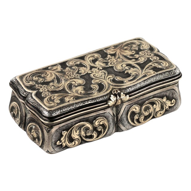 19th Century Russian Silver Snuffbox with Gold Decor For Sale