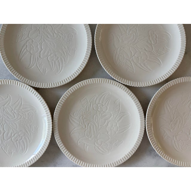 1970s Set of 5 Vintage Syracuse Shelled Floral Dinner Plates For Sale - Image 5 of 10