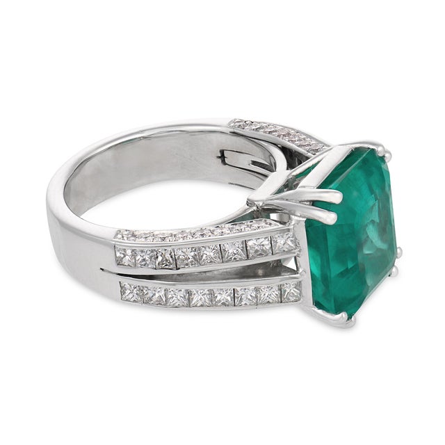 Gia 7.88 Carat Colombian Emerald Diamond 18k White Gold Cocktail Ring, Size 7.25 For Sale - Image 4 of 8