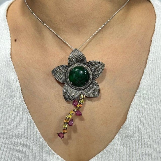Green Large Floral Emerald Brooch With Rubies, Sapphires & Diamonds in 925 Silver For Sale - Image 8 of 14