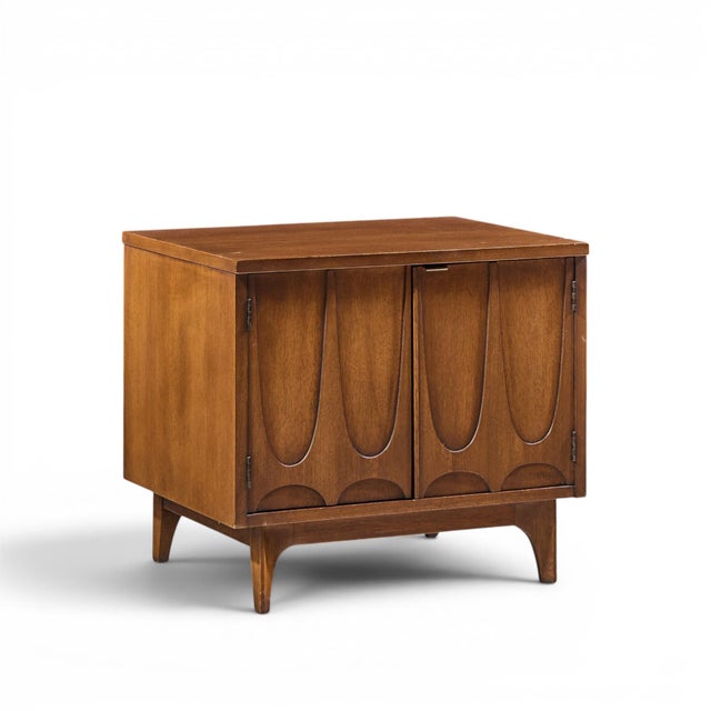 Broyhill Brasilia Mid Century Walnut Commode Nightstands - Pair For Sale In Chicago - Image 6 of 10