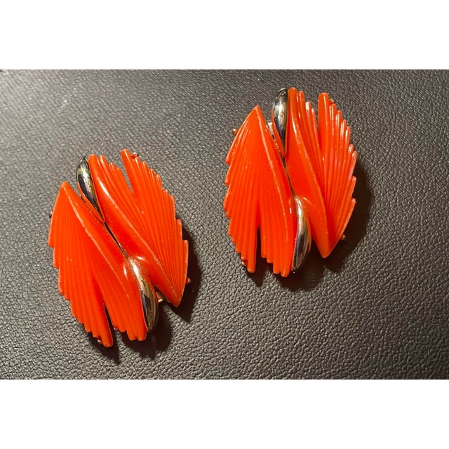 1960s 1960s MCM Jewelry Marked BSK Space-Age Foliate Lucite in Rhodium Plated Clip on Earrings, Pair For Sale - Image 5 of 7