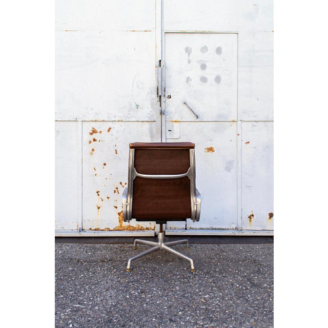 Soft Pad EA 219 Chair by Charles & Ray Eames for Herman Miller, 1963 For Sale - Image 4 of 10