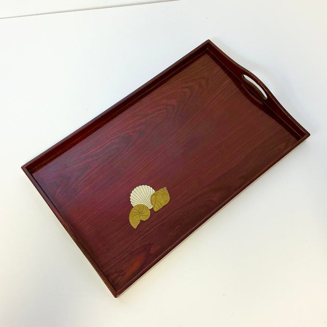 1980s Vintage Hollywood Regency Coastal Faux Rosewood Tray, Brass Shell Overlay Accents. For Sale - Image 14 of 18