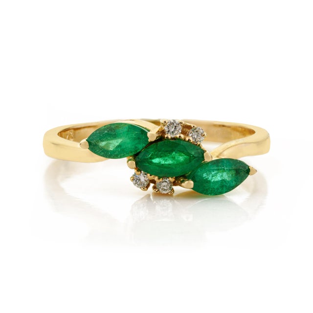 1 Carat Emerald & Diamond Three Stone Cluster Ring Size 5 in 14k Yellow Gold For Sale - Image 4 of 16