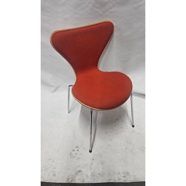This is the iconic Series 7 Chair, designed by Arne Jacobsen for Fritz Hansen. The Series 7 Chair, introduced in 1955,...