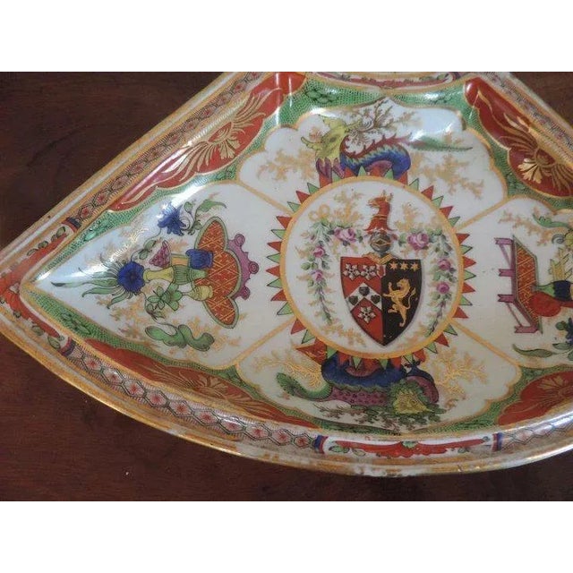 Ceramic 18th Century English George III Chamberlains Worcester Imari Dragon in Compartment Armorial Plate Bowl For Sale - Image 7 of 11