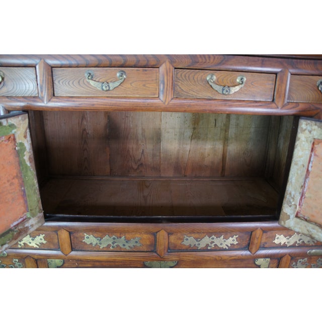 Early 19th Century Antique Korean Elm Brass Bound Bandaji Nong Tansu Scholars Chest Wedding Cabinet For Sale - Image 5 of 12