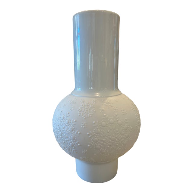 Heinrich & Co. Selb Bavaria White Porcelain Snowflake Relief Vase, Mid Century Modern For Sale