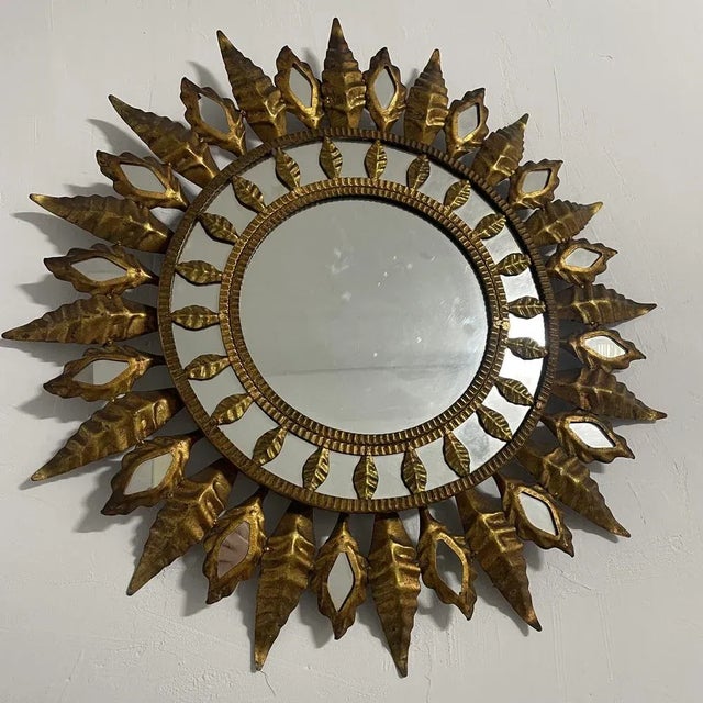 Grand miroir soleil rond en fer forgé des années 60’S .Fabrication artisanale Italienne,décor de feuilles ,couleur...