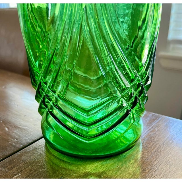 Beautiful emerald green Hoosier Glass vase with an art deco line design. It’s good for medium size floral arrangements or...