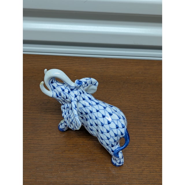 Looking for the perfect gift? This beautiful elephant figurine is a real showstopper with its classic royal blue fishnet...