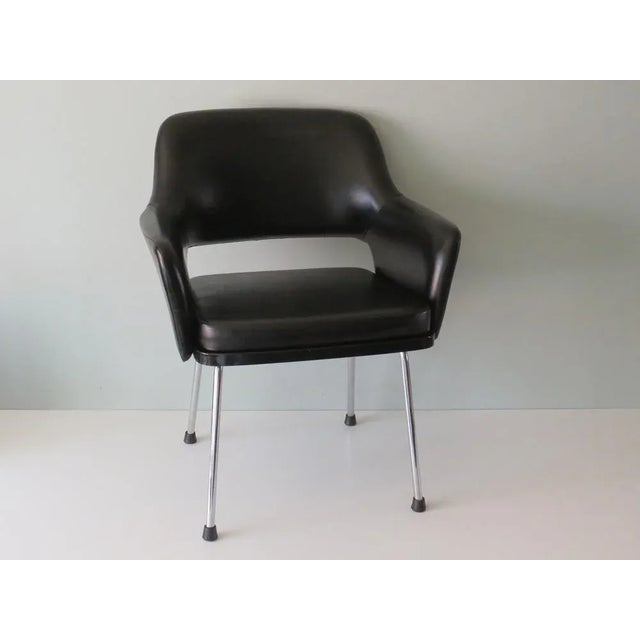Elegant yet sturdy and comfortable armrest chair with chrome legs and black skai upholstery. The seat height of the chair...