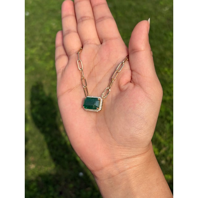 Late 20th Century Natural Diamond 6.9ct Dark Green Zambian Emerald Contemporary Necklace in 14k Gold For Sale - Image 5 of 17