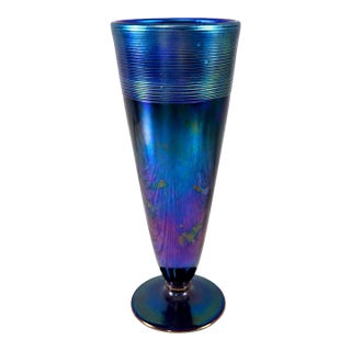 1991 Orient & Flume Peacock Blue Iridescent Pedestal Art Glass Vase For Sale