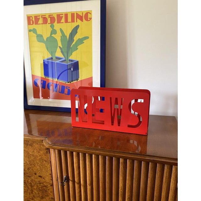 Red aluminum magazine rack France 1970s H: 20.5 x 40 cm Conditions: excellent consistent with age and use. Newly repainted