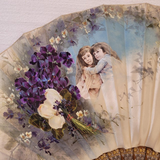 Metal Large Romantic Pericón Fan in Painted Silk and Gilded and Silvered Wood, 1890s For Sale - Image 7 of 18