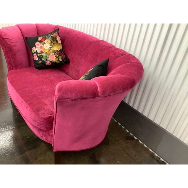 1940s Pink Velvet Upholstered Loveseat With Tufted Back and Decorative Floral Pillows For Sale - Image 4 of 11