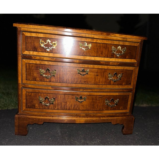 Henredon Pair of Mid-Century Henredon Aston Court Georgian Style Burl Wood & Mahogany Bow-Front Bachelor Chests - 2 Pieces For Sale - Image 4 of 11