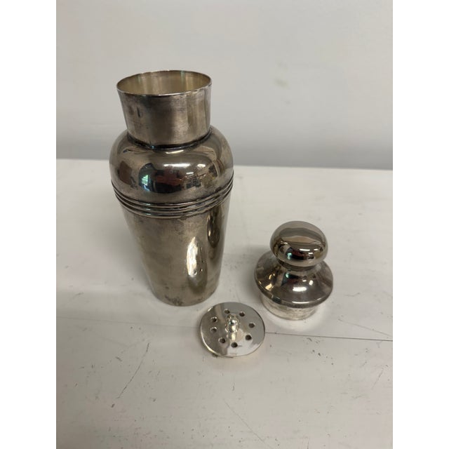 This vintage cocktail shaker blends Art Deco flair with Mid-Century Modern simplicity, making it a standout piece for any...